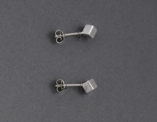 Örstift
"Tredimensionell kub".
Silver (2001).
Pris 725 kr. Örstift
"Tredimensionell kub".
Silver (2001).
Pris 725 kr.